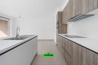 Gelegen in de J. Van Maerlantstraat in Blankenberge bevindt zich dit prachtige appartement op de eerste verdieping in Residentie VAN MAERLANT. Dankzij de gunstige ligging vlakbij de jachthaven en het station, en op wandelafstand van het centrum, geniet u hier van een ideale combinatie van bereikbaarheid, rust en de levendigheid van de kuststad.<br /><br />Dit hoogwaardig afgewerkte appartement werd ontworpen met oog voor comfort, ruimte en energiezuinigheid. De woning voldoet aan de nieuwste normen op het vlak van isolatie en energie-efficiëntie, wat resulteert in een aangename woonomgeving en een lager energieverbruik.<br /><br />Het appartement beschikt over een ruime en lichtrijke leefruimte met open keuken en kookeiland, wat zorgt voor een moderne en gezellige leefomgeving. Daarnaast zijn er twee volwaardige slaapkamers, een badkamer, een apart toilet en een praktische berging voorzien.<br /><br />Vanuit de leefruimte heeft u toegang tot een aangenaam terras, waar u in alle rust kunt genieten van de buitenlucht.<br /><br />Daarnaast beschikt de residentie over verschillende praktische voorzieningen. In de kelderverdieping is een extra private berging voorzien, ideaal voor bijkomende opslagruimte. Verder vindt u er ook een gemeenschappelijke fietsenstalling en een afvallokaal, wat het dagelijks wonen nog aangenamer maakt.<br /><br />Bovendien bestaat er, onder bepaalde voorwaarden, de mogelijkheid om aan 6% BTW aan te kopen, wat dit appartement extra interessant maakt voor wie op zoek is naar een kwalitatieve woning aan de kust.<br /><br />Indien u meer informatie wenst, aarzel niet en contacteer ons voor een vrijblijvende afspraak!<br /><br />