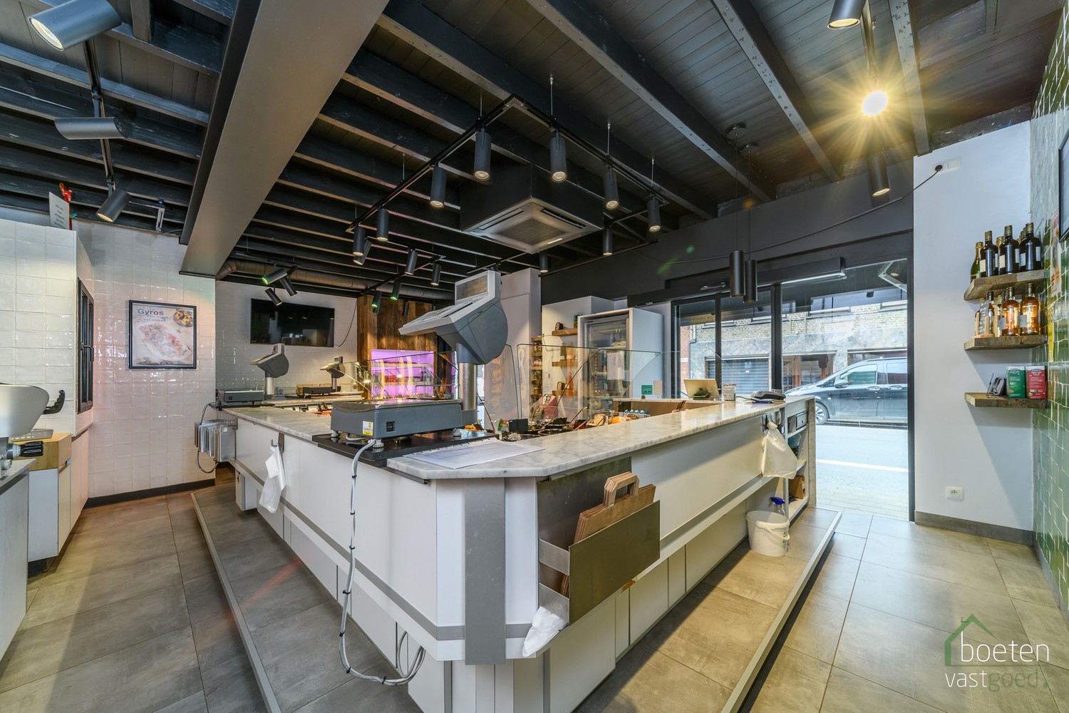 ALVERINGEM: handelsgelijkvloers, momenteel ingericht als beenhouwerij, met tuintje en car-ports in het hart van Alveringem - foto 5