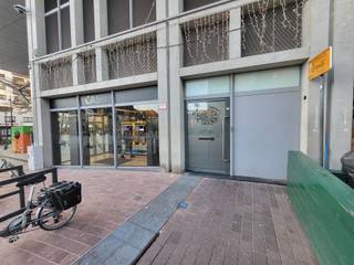 Ruim appartement met vernieuwde ramen, vernieuwde keuken en goed EPC, met zicht op het Stadsplein in GenkDit ruim en aangenaam appartement van circa...