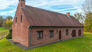 <p>Bij ImmoFusion 7/7 “open huis”: klik op onze 3D-TOUR.<br />Ervaar vastgoed alsof je er zelf doorloopt!</p>
<p>Ontdek deze uitzonderlijk gelegen vrijstaande woning in de rustige, bosrijke omgeving van Paal. Wie houdt van natuur, privacy en een fenomenale perceeloppervlakte van 40are, zal zich hier meteen thuis voelen. De woning bevindt zich op een exclusief en volledig vergund domein, bereikbaar via een indrukwekkende oprit tussen volwassen bomen — een zeldzame parel op de vastgoedmarkt!</p>
<p>Met een bewoonbare oppervlakte van 282m², een perceelbreedte van 40 meter en tal van indelingsmogelijkheden, biedt deze woning een unieke combinatie van ruimte, flexibiliteit en rust voor gezinnen, natuur- en comfortliefhebbers.</p>
<p>Via de inkomhal met handige vestiarekast heb je direct toegang tot alle belangrijke leefruimtes. Links vind je de open leefruimte met gezellige living en eetkamer — een doorzonruimte die uitnodigt om te genieten van het zicht op de groene omgeving, Rechts bevindt zich een eerste slaapkamer of bureauruimte, perfect voor thuiswerk of gasten.</p>
<p>De living vormt een open geheel met de eetruimte, wat zorgt voor een aangename flow en veel natuurlijk licht. De grote ramen benadrukken de rust en privacy van dit unieke perceel.</p>
<p>De keuken is voorzien van een ruime, klassieke eiken keuken, robuust en functioneel, ideaal voor wie houdt van charme en karakter. Daarnaast beschikt het gelijkvloers over een aparte toilet beneden, een ruime inpandige dubbele garage van maar liefst 67m², ideaal als werkruimte, hobbyruimte of extra stockage, een ruime badkamer en langs de keuken nog een extra bergruimte.</p>
<p>De bovenverdieping die nog volledig in te richten is naar eigen smaak biedt een zee aan mogelijkheden dankzij de royale ruimte: potentieel voor 4 ruime slaapkamers. Mogelijkheid tot het creëren van een 2de badkamer, of een polyvalente ruimte (hobbyruimte, fitness, atelier…)</p>
<p>Het dak en de ramen werden steeds goed onderhouden. De houten ramen met dubbele beglazing zijn nog in uitstekende staat.</p>
<p>Buitenruimte – pure privacy tussen de velden en het bos!</p>
<p>Het perceel is volledig omheind en vormt een waar privédomein: Een unieke oprit tussen de bomen een echte eyecatcher! Achteraan volledige privacy met vrij zicht over de velden, de tuin ligt achter de straatkant, verscholen in het groen. De woning ligt te midden van het bos, maar toch slechts 5 minuten van de autosnelweg</p>
<p>Zelden komt een woning met zo’n ligging en perceel op de markt. Dit is wonen in het midden van de natuur, met alle voordelen van bereikbaarheid.</p>
<p>Pluspunten</p>
<ul>
<li>Exclusieve ligging!</li>
<li>Indrukwekkende oprit tussen de bomen</li>
<li>Enorm perceel van 40are met volledige privacy</li>
<li>Inpandige dubbele garage (67m²)</li>
<li>Mogelijkheid tot 5 slaapkamers</li>
<li>Vrij zicht over de omliggende velden</li>
<li>Volledig vergunde woning</li>
<li>Goede bereikbaarheid, 5 min van autosnelweg</li>
<li>Rust gegarandeerd</li>
</ul>
<p>Voor een bezichtiging ter plaatse of meer info, bel ons op 078/78.78.70, of kom gewoon binnen op ons kantoor — steeds welkom!</p>