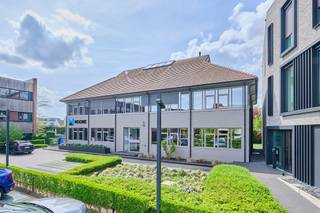 Te huur: modern kantoorgebouw van 634m² op toplocatie in HasseltOp een steenworp van de Gouverneur Roppesingel en vlak bij de op- en afrit van de...