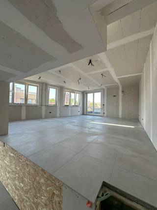 <p>Ideally located in Ghent, within walking distance of <strong>Ghent-Sint-Pieters station</strong>, this <strong>exceptional and high-quality finished duplex apartment</strong> offers the perfect combination of <strong>accessibility, space, and contemporary living comfort</strong>.</p><p>Currently in its finishing phase, the property is being completed using <strong>premium materials and refined finishes</strong>, resulting in a <strong>move-in ready and future-proof home</strong>.</p><p></p><p>The upper level forms the heart of the apartment and features an <strong>impressive split-level living space</strong>. On the lower level of this floor, you will find a <strong>fully equipped, high-end kitchen</strong> with a sleek and modern design. A few steps up lead you into the <strong>bright and spacious living room</strong>, where <strong>large windows provide abundant natural light and an open, airy feel</strong>.</p><p>Adjacent to the living area are <strong>two pleasant terraces</strong>, offering <strong>additional outdoor space and a unique living experience</strong>.</p><p>This floor also includes a <strong>practical storage room and a guest toilet</strong>.</p><p></p><p>The lower level of the duplex accommodates the night area, consisting of <strong>three full-sized bedrooms</strong>. One of the rooms can also be used as a <strong>home office or additional storage space</strong>. The bathroom will be <strong>stylishly finished</strong> and equipped with a <strong>walk-in shower and double washbasin</strong>.</p><p>Additionally, this floor features a <strong>second separate toilet</strong> and provides access to a <strong>third terrace</strong>, making this duplex <strong>truly exceptional within its segment</strong>.</p>