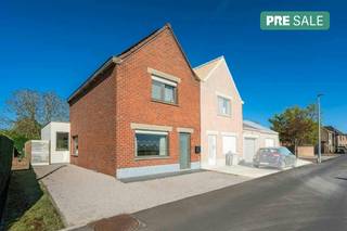 Deze totaal vernieuwde woning (2017) in Geluveld biedt niet alleen binnen alle comfort, maar beschikt ook over een leuke, sfeervolle tuin. Dankzij...