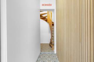 Met veel plezier stellen we jullie deze buitenkans op de Leuvense vastgoedmarkt voor: deze verkoop betreft een instapklare, volledig verhuurde opbrengsteigendom met drie hoogwaardige, gerenoveerde appartementen, midden in het bruisende hart van Leuven – in het autoluwe gedeelte van de prestigieuze Parijsstraat. Gelegen in het karaktervolle ‘Residentie Emily’, een historisch gebouw dat in 2025 werd gerenoveerd met oog voor energiezuinigheid, wooncomfort en conformiteit. Elk appartement (1 slpk) is smaakvol ingericht en volledig gemeubeld: leefruimte met gordijnen, open keuken met combi-oven, eethoek met tafel en stoelen alsook een bureau en bureaustoel.<strong> </strong>De slaapkamer beschikt eveneens over gordijnen, boxspring, kleerkast. Badkamers zijn stijlvol afgewerkt met moderne douche, toilet en strak badmeubel. Alle units zijn voorzien van individuele lucht-lucht warmtepompen voor verwarming én koeling. Er zijn eveneens aparte tellers per unit. Deze 3 appartementen zijn verhuurd dus leegstand is hier geen zorg! Er is een gunstig brandweerverslag aanwezig, conforme elektriciteitskeuringen, EPC-label A &amp; volledig asbestvrij! De netto-jaaropbrengst bedraagt €41.200. Meer weten? Of benieuwd naar de waarde van uw eigendom? Contacteer ons dan zeker voor een vrijblijvend gesprek op 016/22.82.22 of op info@homies.be. HOMIÉS, an Eye for Immo.