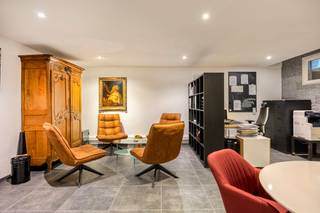 Ready to move in 3-bedroom home near the Kruispoort. Features: basement with equipped desk, 32 m² city terrace with roof terrace and view of...