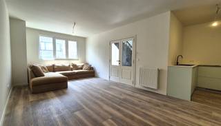 <p><span>WILRIJK - Park Den Brandt:</span><span> Recent gerenoveerde woning, geschikt voor co-housing.</span></p><p><span> </span></p><p><span>BESCHRIJVING:</span></p><p><span> </span></p><p><span>Instapklare woning; eerste bewoning na kwalitatieve renovatie. Ideale ligging nabij Park Den Brandt, winkels en ziekenhuizen. </span></p><p><span>Zeer vlot bereikbaar met openbaar vervoer en via invalswegen E19, Ring en A12. </span></p><p><span> </span></p><p><span>Gelijkvloers</span><span>: </span></p><p><span>Inkomhal met apart toilet. </span></p><p><span>Aangename, ruime leefruimte met open keuken (ca 33m²). </span></p><p><span>Volledig ingebouwde keuken met toestellen (vaatwasser, combi-oven, inductievuur, koelkast). Aansluitend een praktische bergruimte.</span></p><p><span> </span></p><p><span>1° verdieping</span><span>:</span></p><p><span>Slaapkamer 1 (ca 16m²) met aangrenzende badkamer (toilet, douche en lavabomeubel). </span></p><p><span>Slaapkamer 2 (ca 14m²) met aangrenzende badkamer (toilet, douche en lavabomeubel). </span></p><p><span> </span></p><p><span>2° verdieping</span><span>:</span></p><p><span>Slaapkamer 3 (ca 14m²) met aangrenzende badkamer (toilet, douche en lavabomeubel) en toegang tot een terras.</span></p><p><span>Slaapkamer 3 (ca 12m²) met aangrenzende badkamer (douche en lavabomeubel) en apart toilet. </span></p><p><span> </span></p><p><span>Kelderverdieping</span><span>:</span></p><p><span>Ruime kelderverdieping in te richten als tweede leefruimte.</span></p><p><span>Bergruimte.</span></p><p><span> </span></p><p><span>Fietsenstalling in de voortuin. </span></p><p><span>Enkel geschikt voor co-housing met 4 personen.</span></p><p><span> </span></p><p><span>BIJZONDERHEDEN:</span></p><p><span> </span></p><p><span>* Beschikbaar vanaf 1/9/26</span></p><p><span>* EPC-label B</span></p><p><span>* Drievoudige beglazing</span></p><p><span>* Gascondensatieketel</span></p><p><span>* Tweewekelijkse poetshulp voor de gemeenschappelijke delen inbegrepen.</span></p><p><span> </span></p><p><span> </span></p><p><span> </span></p><p><span> </span></p><p><span> </span></p><p><span> </span></p>
