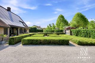 *Woning met de open leefruimte op het eerste verdiep.* Welkom in deze ruime villa, rustig gelegen op een residentiële locatie. De woning verwelkomt je via de inkomhal en beschikt op het gelijkvloers over een bureauruimte, een keuken met praktische bijkeuken, een badkamer, een technische ruimte en drie slaapkamers. De dubbele garage biedt niet alleen plaats aan twee wagens, maar geeft ook toegang tot een (tuin)berging en een trap naar de ruime open zolder. Op de eerste verdieping geniet je van een grote, lichtrijke leefruimte en een extra zolder die tal van mogelijkheden biedt om verder in te richten.<br />Buiten kom je volledig tot rust in de prachtig aangelegde tuin op een perceel van 1.598 m², met hoge hagen die zorgen voor optimale privacy, meerdere terrassen en een zwembad om volop van de zonnige dagen te genieten. Verder beschikt het domein over een mooi afgewerkte carport, een geautomatiseerde schuif- en inkompoort en een schuilgebouw dat ideaal is voor het houden van een paard of als extra opslagruimte.<br />Er zijn 66 zonnepanelen aanwezig ( elektrische verwarming). Interesse in deze unieke eigendom? Neem vrijblijvend contact op via maggie@vastgoednorman.be of bel 0479 40 24 04 voor meer informatie of een bezoek.