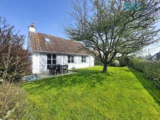 Deze charmante visserswoning in vakantiepark 'Duinhoek', vlakbij natuurreservaat Westhoek en op fietsafstand van het strand, is de perfecte uitvalsbasis voor een zorgeloze vakantie aan zee. <br /><br />De woning bestaat uit een inkomhal, leefruimte met zit- en eethoek en open keuken, 3 slaapkamers, 2 badkamers, een gastentoilet en een wasplaats. <br /><br />Buiten is het heerlijk vertoeven in de ruime, onderhoudsvriendelijke tuin. Dankzij de 2 terrassen geniet je op elk moment van de dag van de zon, en de 2 tuinbergingen voorzien in extra opberggemak. Voor de woning bevindt zich een privatieve parkeerplaats. <br /><br />Het vakantiepark beschikt over een groot openluchtzwembad dat in het zomerseizoen dmv. zonnepanelen verwarmd wordt tot een aangename 28°. <br /><br />Plan je bezoek en ervaar zelf het heerlijke gevoel van rust en vakantie!