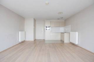 Residentie TER YDE is een recent appartementsgebouw gelegen op 75m van het strand en nabij alle winkels van Oostduinkerke-bad.<br /><br />Het appartement omvat een inkomhal, lichtrijke leefruimte met aanpalend terras, ingerichte open keuken, apart toilet, aparte berging met aansluiting wasmachine, badkamer voorzien van lavabomeubel en ligbad, 2 slaapkamers beide met toegang tot het terras. <br /><br /><strong>TROEVEN :</strong><br />- EPC label A<br />- Recent gebouw (2009)<br />- Gelegen op 75m van het strand<br />- Instapklaar<br />- Grote kelder inbegrepen (12m²)<br /><br />Mogelijkheid tot aankoop van een buitenparking achter de residentie.<br />