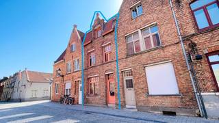 Gelegen in de geborgenheid van één van de oudste delen van Brugge bevindt zich deze charmante tussenwoning. Deze Brugse woning werd recentelijk compleet aangepakt met het oog op een ZORGELOOS HEDENDAAGS WOONCOMFORT. Tevens werd nadruk gelegd op een sterk doorgedreven ENERGIEZUINIGHEID.<br /><br />Oa volgende werd aangepakt : overal nieuwe leidingen, nieuwe vloeren met vloerververwarming op het gelijkvloers, zonnepanelen, buitenschrijnwerk, nieuwe badkamer & keuken, ...<br /><br />Het gelijkvloers omvat : <br />* Inkom<br />* Zéér lichtrijke leefruimte <br />* Open woonkeuken volledig geïnstalleerd <br />* Berging met aansluiting wasmachine<br />* Stadskoer<br /><br />VD 1 : <br />* Nachthal<br />* Slaapkamer<br />* Badkamer <br />* Bureauruimte<br /><br />VD 2 : <br />* 2 slaapkamers<br />* Badkamer<br /><br />EXTRA TROEVEN : Recent volledig vernieuwd / Veel lichtinval / 2 badkamers & 2 toiletten / Maatwerk / Conforme elektriciteit / ...