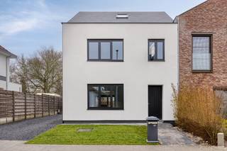 Deze volledig gerenoveerde en energiezuinige halfopen bebouwing is gelegen in Kumtich, op slechts 9 minuten van Tienen centrum.Bij het betreden van...