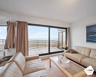 Dit instapklare <strong>twee</strong> <strong>slaapkamer</strong> <strong>appartement</strong> situeert zich op een <strong>unieke</strong> <strong>locatie</strong> in het midden van de <strong>Zeedijk</strong>. Via de in totaal <strong>vier</strong> <strong>terrassen</strong> goed voor een oppervlakte van in totaal 30m2 kunt u zowel genieten van een prachtig <strong>frontaal</strong> <strong>zicht</strong> op <strong>zee</strong> die reikt tot in de <strong>haven</strong> van <strong>Zeebrugge</strong> alsook een open <strong>zonovergoten</strong> <strong>zicht</strong> over het <strong>hinterland</strong>.<br /><br />Bij het binnenkomen van het appartement via de <strong>royale</strong> <strong>inkomhal</strong> begeeft zich voor u de <strong>ruime</strong> <strong>lichtrijke</strong> <strong>leefruimte</strong> en eetkamer met een <strong>volledige</strong> <strong>geïnstalleerde</strong> <strong>open</strong> <strong>keuken</strong>. Via de leefruimte is er toegang tot het <strong>terras</strong> via de schuiframen waar u kunt genieten van zowel de <strong>namiddagzon</strong>, een <strong>zonsondergang</strong> als een frontaal zicht op zee. Verder in het appartement situeren zich de <strong>twee</strong> <strong>ruime</strong> <strong>slaapkamers</strong> met ook elk hun <strong>terras</strong> met <strong>zowel</strong> <strong>zeezicht</strong> alsook <strong>zicht</strong> over het <strong>hinterland</strong>. Het is tevens mogelijk om vanuit uw bed de zee te bewonderen. <br /><br />Verder beschikt het appartement over een <strong>ruime</strong> <strong>badkamer</strong> met zowel een <strong>douche</strong> als <strong>ligbad</strong> en een dubbele lavabo. Achteraan het appartement situeert zich de <strong>berging</strong> voorzien van <strong>schuifdeurkasten</strong>.<br /><br />De eigenaar biedt u de <strong>mogelijkheid</strong> tot het <strong>aankopen</strong> van een enkele en/of dubbele <strong>staanplaats</strong>. (€42.000 of €79.000). Daarnaast kan ook een <strong>ruime</strong> <strong>kelder</strong> extra <strong>aangekocht</strong> worden (€28.000). Deze bieden een <strong>hoog</strong> <strong>rendement</strong> die aangetoond kan worden via het huurcontract. Dit appartement wordt <strong>bemeubeld</strong> verkocht.<br /><br />Dit appartement is gelegen op de <strong>achtste</strong> <strong>verdieping</strong> in de residentie Bristol en is bereikbaar met de <strong>lift</strong>. Gezien de allerhande troeven die het appartement geeft kan dit zowel gebruikt worden als <strong>hoofdverblijfplaats</strong>, <strong>tweede</strong> <strong>verblijf</strong> of als <strong>investering</strong>.