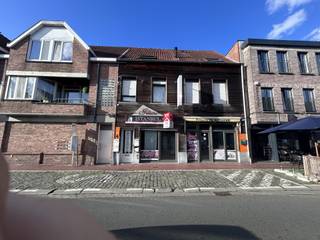 <strong>Ruim handelspand met 3 appartementen met conformiteitsattest<br /><br />Indeling</strong><br /><u>winkel:</u><br />momenteel ingericht als frituur met keuken, ruime berging en uitweg<br /><br /><u>eerste verdiep:</u><br />2 appartementen met epc C<br /><br /><u>tweede verdiep:</u><br />1 appartement met renovatieplicht<br /><br /><strong>Troeven</strong>
<ul><li>elektriciteit appartementen conform</li><li>appartementen actueel verhuurd(totaal €1.425)</li><li>commerciële ligging</li><li>handelspand van +- 200m²</li></ul>
Rendement 9%