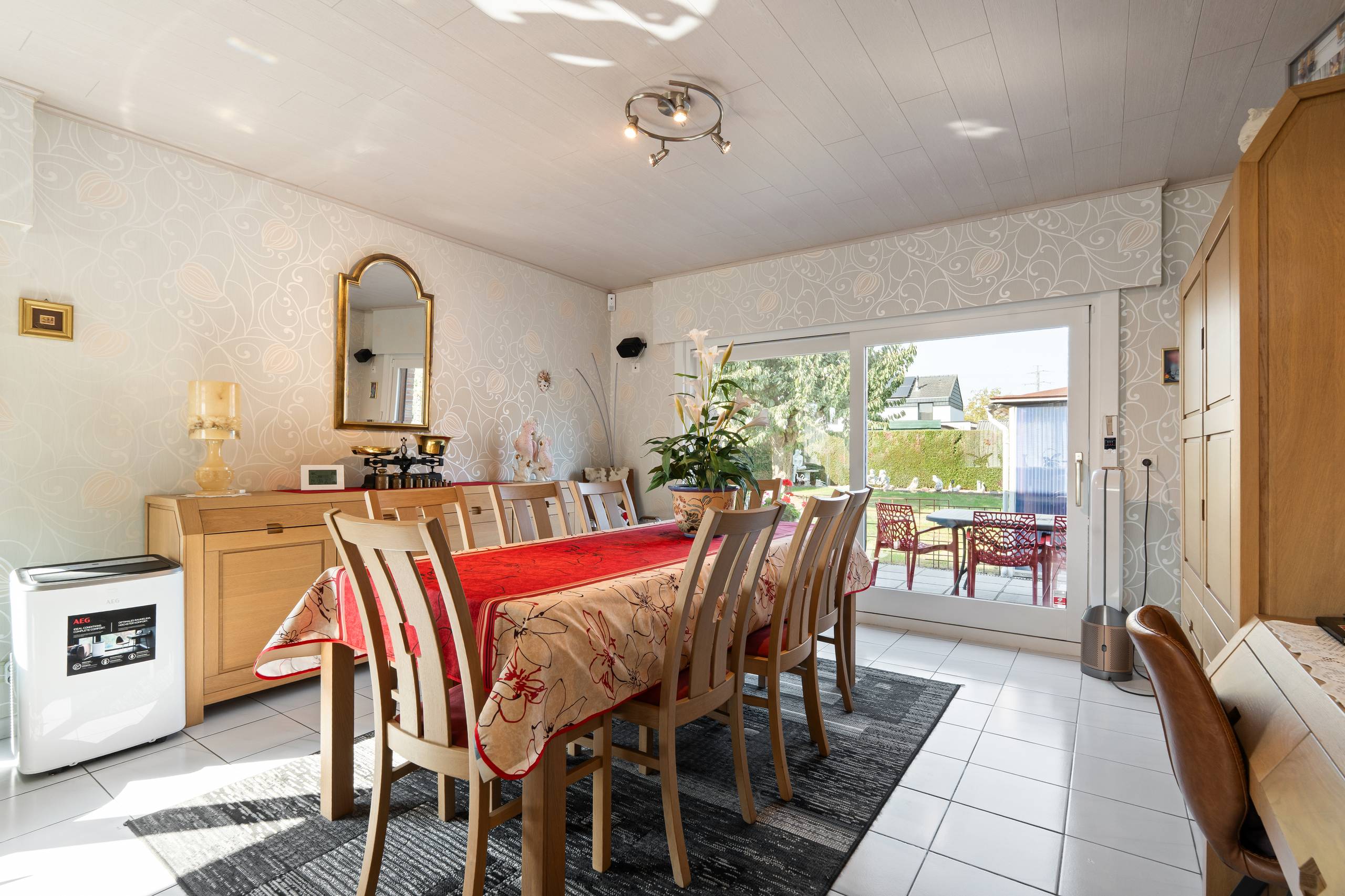 Ruime gezinswoning met vijf slaapkamers met dubbele garage - foto 4