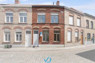 In de charmante Beluikstraat, een pittoreske straat in het centrum van Ieper, vinden we deze volledig gerenoveerde woning terug. Dankzij...