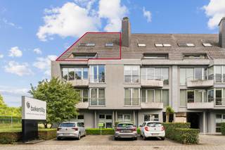 <p>Ben je op zoek naar een energiezuinige triplex met 3 slaapkamers, 2 terrassen en garagebox in Aalst? Gevonden!</p>
<p>Op de bovenste verdiepingen van een recent gebouw uit 2000 met lift vind je deze instapklare triplex van maar liefst 142m², afgewerkt met kwaliteitsvolle materialen. Dankzij de vele raampartijen geniet elke ruimte van een overvloed aan natuurlijk licht. De ligging is bijzonder gunstig: vlak bij de E40 met een vlotte verbinding naar Gent en Brussel, op een belangrijke invalsweg richting het centrum van Aalst en toch op wandelafstand van het stadspark.<br />Verder beschikt het appartement over een twee terrassen waardoor je zowel van de ochtend- als avondzon kan genieten. Ook technisch scoort deze eigendom uitstekend met een gunstig EPC-label B (condensatieketel, airco's, dakisolatie...), een conforme elektrische keuring en een asbestveilig attest. Extra troef is de mogelijkheid om een garagebox aan te kopen voor € 30.000.</p>
<p>De leefverdieping omvat een ruime inkomhal met vestiaire en gastentoilet, een lichtrijke leefruimte met zit- en eethoek, een volledig uitgeruste keuken en een praktische berging.</p>
<p>Op de bovenverdiepingen leidt de nachthal met vide naar drie volwaardige slaapkamers en een ruime badkamer uitgerust met zowel een ligbad als een douche, dubbele lavabo en een tweede toilet. De vide zorgt voor een extra gevoel van ruimte en licht tussen beide verdiepingen.</p>
<p>Ben je op zoek naar een instapklare en kwalitatief afgewerkte woonst met veel ruimte, licht en een uitstekende bereikbaarheid? Contacteer ons vandaag nog voor een bezoek en ontdek zelf alle troeven van deze unieke triplex!</p>