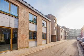 <span>Het iconisch kantoorgebouw van Winterthur werd in een nieuw jasje gestoken en is omgedoopt tot "The Upside". Dit gekend kantoorgebouw op de Thonissenlaan werd volledig gestript en opnieuw in de markt gesteld. De ontwikkelaar kiest hier resoluut voor het behoud van het bestaande gebouw, maar met een verregaande energetische update. Verder is er gekozen om te investeren in de uitstraling van het gebouw door de gevel grondig aan te pakken.<br /><br />Deze gelijkvloerse kantoren hebben een oppervlakte van 650m² en zijn opdeelbaar (oppervlaktes van ca. 300m²). Verder is er een ondergrondse parkeerkelder waar 24 parkeerplaatsen beschikbaar zijn. <br /><br />KENMERKEN KANTOREN<br />- Oppervlakte: 650m² (mogelijk opdeelbaar in 2 aparte units van ca. 300m²)<br />- Oplevering: casco wind-waterdicht, leidingen binnen<br />- Inrichting op maat van de klant bespreekbaar<br />- Parkeerplaatsen: 24 stuks <br /><br />TROEVEN:<br />- Zeer goede, centrale locatie<br />- Zichtlocatie langs kleine Ring<br /><br />Igb – Vg – Gmo – Gvkr – Gvv<br /><br />Meer info: 011/399050 of info@jansenrealestate.be</span>