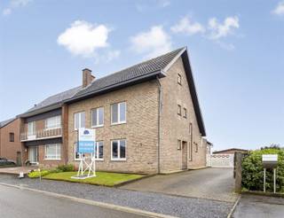 <p><span><strong>TE KOOP: Ruime halfopen bebouwing met 3 slaapkamers op 6a in Rijkel!</strong></span></p><p><span>Via de inkomhal betreedt u deze gezellige woning. De ruime en lichtrijke woonkamer beschikt over een ingemaakte bureau, ideaal voor thuiswerk of hobbyruimte. Aansluitend bevindt zich de keuken met gezellige ontbijthoek. Verder is er een praktische achterbouw en een wasplaats met ingebouwde kasten. Ook een apart toilet is aanwezig op het gelijkvloers. Op de eerste verdieping bevinden zich drie volwaardige slaapkamers en een badkamer met douche en dubbele lavabo. Voor extra comfort werd deze verdieping voorzien van airconditioning. De woning beschikt over een verzorgde voor- en achtertuin die met veel zorg werd aangelegd en onderhouden.</span></p><p><span><strong>Ligging:</strong></span></p><p><span>Een rustige, landelijke ligging in Haspengouw, vlak bij Borgloon en Sint-Truiden, met veel natuur en toeristische fiets- en wandelroutes. De woning geniet van een aangename en rustige ligging langs de Oude Truierbaan, met een open zicht op het omliggende landschap. Dankzij de centrale ligging zijn zowel het centrum van Borgloon als Sint-Truiden vlot bereikbaar, waar u tal van winkels, scholen, horeca en andere voorzieningen terugvindt.</span></p><p><span><strong>Indeling:</strong></span></p><p><span>Gelijkvloers: Inkomhal, toilet, woonkamer met ingemaakte bureau, keuken met ontbijthoek, achterbouw, wasplaats met inbouwkasten.</span></p><p><span>Verdiep: 3 slaapkamers, badkamer met douche en dubbele lavabo.</span></p><p><span>Zolder: Zolderverdiep voor extra opslagruimte.</span></p><p><span>Tuin: Zowel de voor- en achtertuin zijn aangelegd en zeer goed onderhouden, bijkomend is er een ruime garage en tuinhuis.</span></p><p><span><strong>Troeven: </strong></span><br /><span>- Zeer goed onderhouden!</span><br /><span>- Rustige en groene omgeving!</span><br /><span>- Achterbouw met zonnewering!</span></p><p><span>- 3 ruime slaapkamers!</span></p><p><span>- Airco voorzien op het verdiep!</span></p><p><span>- Zonnepanelen aanwezig!</span></p><p><span><strong>EPC: 159 kWh/m² met certificaatnummer 20260309-0003819974-RES-1</strong></span></p><p><span><strong>Stedenbouwkundige info: woongebied met landelijk karakter – bouwvergunning – geen voorkooprecht – geen dagvaarding - verkavelingsvoorschriften</strong></span></p><p><span><strong>O-peil: niet overstromingsgevoelig</strong></span><br /><span><strong>P-score: D</strong></span><br /><span><strong>G-score: A</strong></span><br /><span><strong>*Bron bewoonbare oppervlakte EPC</strong></span></p>