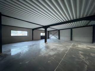 Dit prachtige handelspand van 780m² is gelegen langs de N43 Gent-Kortrijk aan het kruispunt Gentstraat met Guido Gezellelaan en op slechts 5...