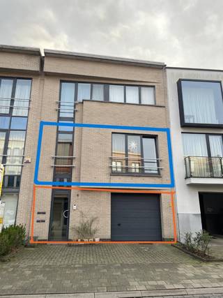 Uitzonderlijk comfortappartement van103,5m² (bruto) met EPC A, Zuid-Oost tuin en 2 parkeerplaatsen.<br />Toplocatie in het hart van Wilrijk<br />De ligging aan de Laarstraat 6 is uiterst strategisch. U woont hier in een aangename residentiële straat in het bruisende centrum van Wilrijk (De Bist)<br /><br />Bent u op zoek naar een royaal appartement dat uitblinkt in ruimte, modern comfort en absolute energiezuinigheid? Dit unieke appartement op de eerste verdieping combineert een royale indeling met een ongeëvenaard pakket aan buitenruimte en parkeergelegenheid. Dankzij uitstekende energetische prestaties geniet u hier van een zeldzaam EPC A-label – volledig toekomstbestendig, zonder renovatieverplichting en met een minimale energiefactuur!<br />Met een bruto-oppervlakte van 103,5 m² (89 m² netto bewoonbaar) biedt dit pand een uiterst efficiënte en open indeling. De grote, lichtrijke woonruimte vormt het hart van het appartement en geeft uit op een ruim terras van 5m². Aansluitend bevindt zich de ruime geïnstalleerde keuken die is voorzien van een grote, aparte berging – ideaal voor extra voorraad en huishoudelijke apparatuur. Daarnaast beschikt het appartement over twee volwaardige, rustige slaapkamers en een netjes ingerichte badkamer en een bijkomend apart toilet..<br />Zonrijke buitenruimtes<br />Buiten wonen krijgt hier een extra dimensie. Aan de rustige achterzijde geniet u van een gezellig terras van 5 m², dat direct uitkijkt op uw eigen privé tuin. De tuin van ongeveer 90m² is perfect Zuid-Oost georiënteerd, waardoor u van 's ochtends vroeg tot diep in de middag van de zon kunt genieten.<br />Unieke parkeerluxe & opslag (2 parkeerplaatsen!)<br />Parkeerstress behoort definitief tot de verleden tijd. Toegang tot een grote, veilige gemeenschappelijke garage van 78m²op het gelijkvloers. Eén private buitenstaanplaats aan de straatkant perfect voor een tweede kleine wagen.<br />Een extra privéberging van 2,3 m² voor het veilig opbergen van seizoensspullen of fietsmateriaal.<br /><br />