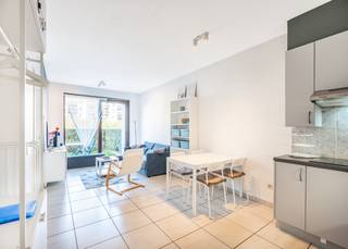 Instapklaar appartement met tuintje te koop aan Ster Der Zee.<br /><br />Op de gelijkvloers verdieping van de residentie Koksijde Promenade (blok Y) vinden we dit instapklare appartement terug. De zee, duinen en het openbaar vervoer is op een boogscheut verwijderd. Kortom, het ideale appartement om weekends en vakanties door te brengen. Vanuit de leefruimte heeft u rechtstreeks toegang tot het private terras met tuintje waar u in de latere namiddag kan genieten van de zon.<br /><br />Het appartement werd als volgt ingedeeld: Lichtrijke leefruimte met open en volledig uitgeruste keuken | badkamer met douche, lavabo in meubel en toilet | volwaardige slaapkamer | private tuin.<br /><br />Positieve keuring elektrische installatie aanwezig tot het jaar 2049. De residentie heeft een gemeenschappelijke fietsenberging.<br /><br />Bent u op zoek naar een instapklaar tweede verblijf? Aarzel dan niet langer en contacteer ons voor een bezoek!