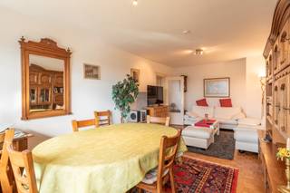 Dit ruime en lichtrijke appartement op de eerste verdieping biedt een aangename woonomgeving met een westgericht terras, waar je heerlijk van...