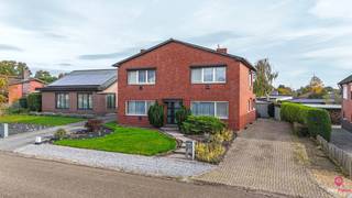 Bij ImmoFusion 7/7 “open huis”: klik op onze 3D-TOUR. Ervaar vastgoed alsof je er zelf doorloopt!In een straat met enkel plaatselijk verkeer bevindt...