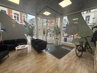 Topligging in Tienen! Handelspand op het gelijkvloers in de Leuvensestraat (hoekpand)In de meest commerciële winkelstraat van Tienen – de geliefde...