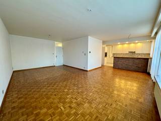 -- onmiddellijk beschikbaar -- Dit gunstig gelegen appartement bevindt zich pal in de dorpskern van Beerse. Voorzieningen, winkels, horeca,...