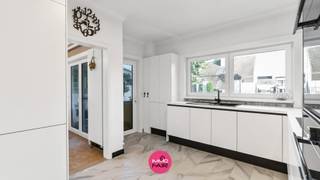 Instapklare gezinswoning met 4 slaapkamers in het hartje van Genk.Deze energiezuinige gezinswoning ligt vlakbij het bruisende centrum van Genk. De...