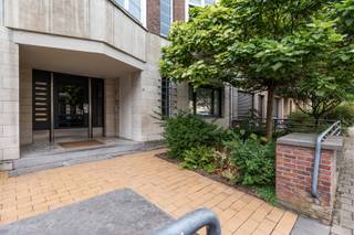 Ruim en lichtrijk appartement van 132 m² met terras op het gelijkvloers – te moderniseren<br /><br />Bent u op zoek naar een ruime en comfortabele woning in het hart van Antwerpen?<br />Dit gelijkvloers appartement van ca. 132 m² biedt u optimaal wooncomfort, een aangenaam terras, en het grote voordeel van wonen zonder trappen.<br /><br />✨ Troeven op een rij:<br /><br />Oppervlakte: ±132 m²<br /><br />Slaapkamers: 3 volwaardige, ruime slaapkamers<br /><br />Badkamer: met ligbad en toilet<br /><br />Extra: afzonderlijk gastentoilet<br /><br />Buitenruimte: terras met voldoende plaats voor een zitje<br /><br />Gelegen op een centrale en toch rustige locatie in Antwerpen, combineert dit appartement ruimte, lichtinval, terras en bereikbaarheid.<br /><br />Een ideale opportuniteit voor wie op zoek is naar een lichtrijk appartement met veel potentieel dat u volledig naar eigen smaak kan opfrissen!