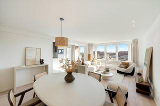 OPENDEUR zaterdag 10/10 van 14u tot 16u.<br /><br />Dit groot (woon)appartement is goed en zonnig gelegen op de Graaf d'Ursellaan te Knokke-Heist.<br />Gelegen net achter de Zeedijk in de onmiddellijke omgeving van winkels, de zee, openbaar vervoer,...<br /><br />Indeling: Grote inkomhall met vestiaire, gastentoilet, ruime lichtrijke leefruimte met open zichten, zuidgericht terras vooraan, volledig ingerichte nieuwe keuken, bergkast met ruimte voor wasmachine en droogkast, twee ruime slaapkamers met inbouwkasten, badkamer met inloopdouche, toilet en lavabo, terras achteraan met bergkast.<br /><br />Privatieve kelderberging en fietsenberging aanwezig.<br /><br />Volledig vernieuwd met oog voor smaak en detail, elektriciteit conform gekeurd, zeer energiezuinig label A met nieuwe energiezuinige verwarmingsketel.<br /><br />Het perfecte tweede verblijf of woonappartement op enkele passen van de zeedijk.<br /><br />Info en bezoek bel Andries De Leyn 0472 53 66 09