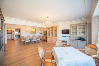 - Royaal appartement met 2 slpk - Bewoonbare oppervlakte : 133m2- Frontaal zeezicht - Privatieve kelderPrachtig groot woon-appartement, gelegen op de...