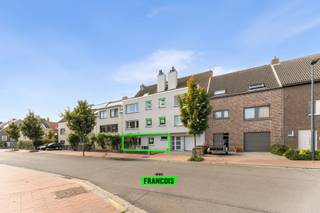 Dit aangename appartement bevindt zich in een kleinschalige residentie op een uiterst rustige en toch vlot bereikbare locatie in Blankenberge. <br /><br />Bij het binnenkomen wordt u verwelkomd in een ruime inkomhal met apart gastentoilet. Vervolgens leidt de hal naar de lichtrijke leefruimte, waar grote raampartijen zorgen voor een aangename natuurlijke lichtinval. Aansluitend vindt u de praktische keuken. De badkamer is uitgerust met een ligbad en biedt voldoende ruimte. Verder beschikt het appartement over twee ruime en volwaardige slaapkamers, ideaal als hoofdslaapkamer en logeerkamer of bureauruimte.<br /><br />Het appartement wordt verwarmd via centrale verwarming op aardgas en beschikt over een conforme elektrische keuring. Het appartement is momenteel verhuurd, wat het ook een interessante investeringsopportuniteit maakt voor wie op zoek is naar een stabiel en zorgeloos rendement.<br /><br />Daarnaast is er de mogelijkheid om een garagebox in dezelfde residentie aan te kopen voor een meerprijs van €35.000, een waardevolle troef in deze rustige buurt.<br /><br />Kortom, een instapklaar en verzorgd appartement op een aangename, rustige ligging in Blankenberge ideaal als vaste woonst, tweede verblijf of investering.<br /><br />