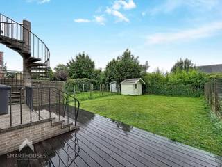 <p>Energiezuinige woning met polyvalente ruimte op het gelijkvloers bestaande uit (gelijkvloers) inkomhal met afzonderlijk toilet, bureel/ontvangstruimte, polyvalente ruimte van +-70m² met keuken + bergruimte en een zonnige stadstuin met terras.</p>
<p>Op het verdiep is een woonst/appartement bestaande uit een afzonderlijke inkom, ruime leefruimte met eet-en zithoek, uitgeruste keuken, groot terras met toegang tot de tuin en een hal met vestiaire en toilet. Op het 2<sup>de</sup> verdiep zijn 3 volwaardige slaapkamers, berging, badkamer (ligbad met douchemogelijkheid, toilet, dubbele lavabo + aansluiting voor de wasmachine) en een trapluik naar de geïsoleerde zolder. Ideaal voor wie wonen en werken wenst te combineren of als kangoeroewoning</p>
<p>Extra troeven:</p>
<ul>
<li>Energiezuinig</li>
<li>Conforme keuring elektriciteit</li>
<li>Polyvalente ruimte van +-90m²</li>
<li>Grote droge kelder</li>
<li>Parkeergelegenheid voor de woning</li>
<li>Vlotte verbinding naar allerlei faciliteiten</li>
<li>Eigendom met veel mogelijkheden</li>
</ul>
<p>Deze woning is te koop ZONDER makelaar via het concept van Smart Houses! Wenst u verdere inlichtingen of bezoek? Contacteer rechtstreeks de eigenaar via 0472/20.02.21</p>