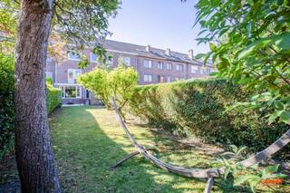 Deze bel-etage is gelegen op een steenworp van het <strong>centrum van Gent</strong>. Dankzij de grote hoeveelheid aan winkels, scholen en andere faciliteiten in de buurt zorgt dit voor een levendige buurt. Deze ligging combineert <strong>stedelijk comfort met groene ontspanning</strong>, dankzij de nabijheid van de Bourgoyen-Ossemeersen en de Watersportbaan – perfect voor wie graag wandelt, jogt of tot rust komt in het groen. Verder is de woning heel vlot bereikbaar via het openbaar vervoer en de nabijgelegen invalswegen. <br /><br />U komt binnen via een inkomhal met toegang tot de inpandige garage, een wasplaats, een eerste slaapkamer en de <strong>aangename groene tuin</strong>. De tuin is voorzien van een terras en een tuinberging. Op het eerste verdiep bevindt zich de badkamer met ligbad, toilet en dubbele lavabo en de <strong>ruime open woonkamer</strong> met aanpalend de open keuken. Verder op het tweede verdiep heeft u <strong>drie slaapkamers </strong>en een bureauruimte. Tot slot op de derde verdieping zijn nog eens <strong>twee slaapkamers </strong>en een apart toilet met lavabo.<br /><br />Wenst u het potentieel van deze woning te ontdekken? Aarzel niet ons te contacteren via 09 278 88 88.