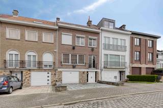 <p>immo DAVID stelt voor: bel-étagewoning in rustige en gegeerde buurt van Dilbeek</p>
<p>Ontdek deze praktisch ingedeelde, ruime en lichtrijke 2-gevelwoning van het type bel-étage met EPC D, waardoor deze woning niet onder de renovatieplicht valt. Bij binnenkomst word je verwelkomd in een ruime inkomhal van 15 m² met vestiaire. Op het gelijkvloers bevindt zich bovendien een bureau van 8 m², ideaal als thuiswerkplek of hobbyruimte. Dankzij de inpandige garage en extra staanplaatsen is parkeren bijzonder praktisch.</p>
<p>Op de eerste verdieping treft men de ruime woonkamer van 39 m² met aansluitende keuken van 6 m² – een gezellig leefniveau met veel lichtinval. De tweede verdieping telt drie slaapkamers van 18 m², 13 m² en 8 m² en een badkamer met ligbad. De grote troef is de inrichtbare zolder van 40 m², waar nog twee extra slaapkamers mogelijk zijn. Ook de tuin van ± 160 m² biedt een aangename buitenruimte.</p>
<p>De woning combineert rust met uitstekende bereikbaarheid. Op wandelafstand vind je buslijnen zoals R10 en 166. Kinderboerderij Neerhof ligt dichtbij, net als winkels, scholen en horeca in Dilbeek en Groot-Bijgaarden. Snelle aansluiting op de R0/E40 richting Brussel en Antwerpen.</p>
<p>Kortom, een instapklare en veelzijdige woning op toplocatie – ideaal voor gezinsleven en comfort.<br /><br /></p>
<p>Bestuursmaatregelen in het maatregelenregister: in aanvraag.</p>