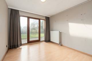 Zonnig appartement met uitstekende ligging in een residentiële buurt vlakbij de winkelstraat en op enkele passen van de duinen en het strand.De flat...