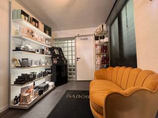 Ruime (handels)woning te Buggenhout Deze (handels)woning, gelegen in het hart van Opstal, wordt momenteel gebruikt als beautysalon. De perceel...