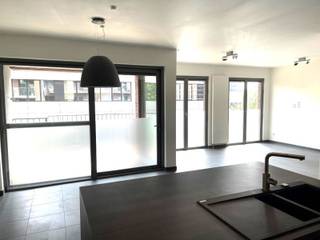 prachtig appartement met twee slaapkamers gelegen nabij het Kempischdok jachthaven .Indeling :inkomhal ,ruime living met terras , volledig ingerichte keuken met eiland , badkamer met ligbad, aparte douche ,lavabo met meubel , toilet , berging , 2 slaapkamers waarvan één met terras ,PRIJS APPARTMENT 1400 €+125 € ondergrondse parking + 150 € gemeenschappelijke kosten ,