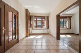 Dit gebouw bestaat uit 1 rijwoning en 2 appartementen en is goed gelegen in het centrum van Hoegaarden. Het gebouw werd in de jaren '90 gerenoveerd. De rijwoning omvat op het gelijkvloers: inkomhal, living, eetplaats, woonkeuken, bureau/slaapkamer, badkamer, toilet, garage, technische berging en een binnenkoer/terras. Op het verdiep vindt u nog 4 slaapkamers, tweede badkamer en een berging. Dit gedeelde is tevens onderkelderd. De 2 appartementen omvatten beiden: inkomhal, 2 slaapkamers, leefruimte met open keuken, badkamer, toilet en berging. 1 appartement is vrij en het appartement op het gelijkvloers is verhuurd (750 euro/maand). Kortom bent u op zoek naar een interessante investering in centrum Hoegaarden kan u ons contacteren voor verdere info of een bezichtiging in te plannen.