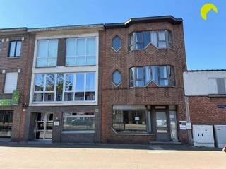 <p><span>Aan de Liersesteenweg bevindt zich dit aangename appartement in een kleinschalig gebouw, met openbaar vervoer vlak voor de deur en alle nodige winkels in de onmiddellijke omgeving. Het appartement is bereikbaar via de parking, waar zich tevens een optionele staanplaats bevindt die kan bijgehuurd worden.</span></p><p><span>Indeling:</span><span><br />Via de parking bereiken we het gebouw en gaan we naar de eerste verdieping. We komen binnen in de inkom-/nachthal, die toegang biedt tot de verschillende ruimtes van het appartement.<br />Achteraan bevinden zich de twee slaapkamers, waaronder één ruime en één kleinere slaapkamer.<br />Verder vinden we de badkamer uitgerust met een ligbad en een apart toilet.<br />Vooraan bevindt zich de ruime leefruimte met aansluitend de volledig uitgeruste keuken, voorzien van alle nodige toestellen. Naast de keuken bevindt zich nog een praktische berging met aansluiting voor een wasmachine.</span></p><p><span>Nuttige informatie:</span><span><br />· Gemeenschappelijke kosten: 20 euro/maand (inclusief minuterie van de gemeenschappelijke delen, ledigen van de septische put en onderhoud van de parking)<br />· Huurwaarborg: 3 maanden<br />· Plaatsbeschrijving: 225 euro<br />· EPC: 192 kWh/(m² jaar) label B<br />· Onmiddellijk beschikbaar<br />· Optionele staanplaats bij te huren: 45 euro/maand</span></p><p><span> </span></p><p><span>Boek nu zelf ONLINE uw afspraak in. Surf naar het betreffende eigendom op onze website www.habicom.be en klik op de roze knop 'PLAN EEN BEZOEK'. </span></p><p><span>Kies het moment dat u het beste uitkomt, vul de gevraagde contactgegevens in en klik nadien op verzenden om te bevestigen.</span></p><p><span> </span></p>