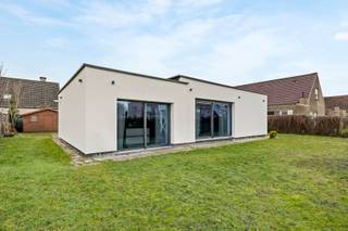 Deze instapklare, vrijstaande bungalow is gelegen in een rustige woonwijk met een vlotte verbinding naar meerdere invalswegen. De woning werd...