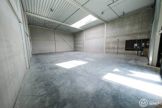 Zeer centraal gelegen recente KMO-unit van 217 m2 aan de Herkenrodesingel in Hasselt.<br />Het bedrijvenpark is bereikbaar via de grote ring rond Hasselt alsook via de ingang van het containerpark.<br /><br />Deze bedrijfshal beschikt over een automatische sectionale poort. Ook is er een aparte toegangsdeur met een raam in de voorgevel en een raam op de eerste verdieping waardoor het mogelijk is om een mezzanine te creëren voor een kantoorruimte. Er ligt gepolierde beton. <br /><br />De unit heeft een vrije hoogte van 6,5m en is voorzien van een lichtstraat, analoge brandcentrale met optische rookdetector en sirene, laagspanningsbord, LED verlichting en stroomvoorziening van 16A en 32A (nl. 8 stopcontacten en 1x 4V stopcontact voor heftruck).<br /><br />Er is mogelijkheid tot het parkeren van twee wagens op de privatieve parking voor het gebouw. Eveneens is er een wachtbuis voorzien voor het opladen van elektrische wagens.<br /><br />De gemeenschappelijke lasten en de onroerende voorheffing zijn ten laste van de huurder.<br /><br />De huur bedraagt 1320 € per maand (excl. 21 % BTW) + 80 euro gemeenschappelijke kosten + 90 euro voorschot voor de onroerende voorheffing.<br /><br />Interesse? Contacteer ons! Optie M I carine@optie-m.be I 0478/41 58 70