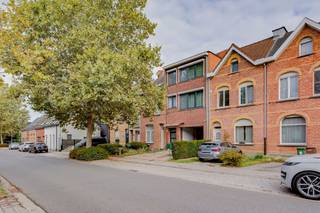 <p><span>Deze </span><span>charmante woning </span><span>te koop is gelegen aan de Oude Steenweg in </span><span>Boechout</span><span>. Dankzij de centrale ligging bevinden winkels, openbaar vervoer, scholen, horeca en andere dagelijkse voorzieningen zich in de nabije omgeving. Ook omliggende gemeenten en belangrijke invalswegen zijn</span><span> vlot bereikbaar.</span></p><p><span> </span></p><p><span>De woning werd reeds gerenoveerd en biedt een aangename combinatie van ruimte, comfort en verdere mogelijkheden naar eigen smaak. Op de verdieping bevinden zich twee slaapkamers en een badkamer. Daarnaast beschikt de woning over een leuk </span><span>dakterras</span><span>, ideaal om in alle rust van de buitenlucht te genieten.</span></p><p><span> </span></p><p><span>Een bijkomende troef is de achterliggende garagebox, die zorgt voor </span><span>extra parkeermogelijkheid en bergruimte</span><span>.</span></p><p><span> </span></p><p><span>Indeling</span></p><p><span> </span></p><p><span>· Inkomhal</span></p><p><span>· Leef- en eetruimte</span></p><p><span>· Keuken</span></p><p><span>· 2 slaapkamers</span></p><p><span>· Badkamer</span></p><p><span>· </span><span>Dakterras</span></p><p><span>· Achterliggende </span><span>garagebox</span></p><p><span> </span></p><p><span>Troeven</span></p><p><span> </span></p><p><span>· </span><span>Elektrische keuring conform</span></p><p><span>· Gerenoveerde woning</span></p><p><span>· Aangenaam dakterras</span></p><p><span>· Achterliggende garagebox</span></p><p><span>· Centrale ligging in Boechout</span></p><p><span>· </span><span>Elektrische keuring conform</span></p><p><span>· Tal van mogelijkheden om verder af te werken naar eigen smaak</span></p><p><span> </span></p><p><span>Afmetingen en oppervlaktes zijn indicatief.</span></p><p><span> </span></p><p><span>Ben jij geïnteresseerd in deze woning in Boechout, ben je op zoek naar ander vastgoed of wens je de waarde van jouw eigendom te kennen? Dan ben je bij BOLT immo aan het juiste adres! Wij helpen jou graag verder.</span></p>