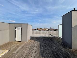Dakappartement 2 slaapkamers met dakterras 24 m²<br /><br />Appartement met woonkamer, inkomhal, 2 slaapkamers, badkamer met bad en toilet, keuken, berging. Ingerichte keuken met gasfornuis, ingebouwde frigo en oven. Mogelijkheid om een wasmachine of vaatwassser te plaatsen. Zicht op groen/ bomen vanuit de living en de keuken (rustig).<br />Bewoonbare oppervlakte van 84 m².<br /><br />De berging heeft toegang via een uitrekbare trap naar het dakteras van 24 m² in bankirai (sinds 2019) met zicht op de 3 torens van Gent. Gelegen vlakbij het mooie begijnhof en de Rabot torens. <br /><br />Op de 4de verdieping op een totaal van 4. Voorzien van kleine lift vooor 3 personnen (max. 200 kg). Gemeenschappelijke verwarming met gascondensatie ketel BUDERUS en boiler BUDERUS per gebouw van 9 à 10 appartementen. Nieuwe calorimeters van SPM Technologies sinds dec 2025 voor verwarming en warm water. <br /><br />Bouwjaar 1968. Dak en ramen werden gerenoveerd in 2019. EPC 176 kWh/m²/jaar of label B. <br /><br />VME bestaande uit 58 appartementen in 6 residenties. Kosten: 792 €/trimester (verwarming, warm- en koud water, brandverzekering, lift, afval, syndicus enz. ). Werken te voorzien aan achtergevel.<br /><br />Mogelijkheid tot aankoop van een ondergrondse garagebox voor 32.000 EUR.<br /><br />Op 200 meter van tramhalte Gent Rabot (Begijnhoflaan) en 200 meter van tramhalte Gent Brugsepoort (Duizend Vuren). Mobiscore van 9,4 /10.<br /><br />Supermarkt Okay City op 550 m of 7 min te voet, 900 m van LIDL en Carrefour market Gent Groene Vallei, 1 km van Aldi, 1,1 km van Proxy Delhaize.<br /><br />Onroerende voorheffing 2026: 958 €.<br /><br />Geen interesse in samenwerking met vastgoedmakelaar, gelieve jullie zich te onthouden.<br />