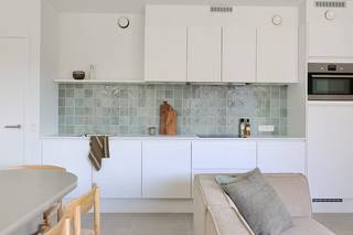 <strong>Laatste afgewerkte units beschikbaar – 6% btw mogelijk (onder voorwaarden).</strong><br /><br />Dit verzorgd afgewerkte appartement van <strong>81 m²</strong> met <strong>een overdekt terras van 16,3 m²</strong> bevindt zich in <strong>De Lesselier</strong>, een hedendaags woonproject binnen het Academisch Kwartier in het centrum van Lier.<br /><br />De ligging in een groene en autoluwe omgeving combineert rust met een uitstekende bereikbaarheid van winkels, horeca en het stadscentrum.<br /><br />De lichtrijke leefruimte sluit naadloos aan op de open keuken en geeft rechtstreeks uit op het ruime terras, een volwaardige buitenruimte die het wooncomfort versterkt.<br />Het appartement beschikt over twee volwaardige slaapkamers, ideaal voor een koppel, een klein gezin of een thuiskantoor.<br />Verder omvat de indeling een kwalitatief ingerichte badkamer, een apart toilet en een praktische berging, wat zorgt voor een efficiënte en functionele woonorganisatie.<br /><br />De Lesselier verenigt hedendaagse architectuur met het karakter van een historische site en staat garant voor duurzaam, discreet en kwalitatief wonen in een levendige stadsomgeving waar alles binnen handbereik ligt.<br /><br /><strong>2-slaapkamerappartementen zijn beschikbaar vanaf €385.000.</strong><br /><br /><strong>Interesse?</strong><br />Ontdek <strong>De Lesselier</strong> en contacteer ons via <strong>03 337 50 70</strong> of mail naar <strong>info@vbvastgoed.be</strong>.