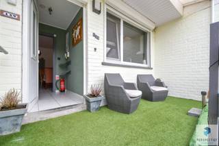 Charmante woning op topligging nabij zee <br />Op een rustige en gegeerde locatie in de Duinenstraat te Oostende, op wandelafstand van strand en duinen. De ligging in Mariakerke/Raversijde combineert de rust van de kust met een vlotte bereikbaarheid naar het centrum van Oostende.<br />De woning beschikt over een lichtrijke leefruimte, een functionele keuken, één volwaardige slaapkamer en een badkamer. Dankzij de praktische indeling en het aangename wooncomfort is dit de ideale uitvalsbasis aan zee.<br /><br />Troeven:<br />Topligging vlak bij zee en duinen<br />1 volwaardige slaapkamer<br />Lichtrijke leefruimte<br />Rustige, residentiële buurt met vlotte bereikbaarheid<br /><br />Contacteer PERSPECTIEF VASTGOED – 7 op 7 bereikbaar – voor meer informatie of een bezoek.<br />Bel 050/550.750 of mail naar info@perspectiefvastgoed.be.