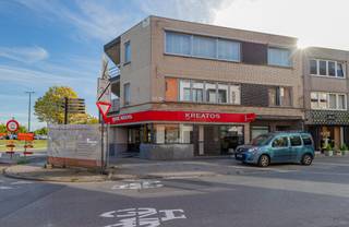 Op een uitstekende locatie in het centrum van Dendermonde bevindt zich dit goed draaiende handelspand, een interessante opportuniteit voor de slimme investeerder. Dankzij de centrale ligging in het commerciële hart van de stad geniet het pand, met een vloeropppervlakte van 230m2 + ruime kelder, van een goede zichtbaarheid en passage. Dendermonde-centrum vormt bovendien het belangrijkste winkelgebied van de stad. Een investering met bestaande commerciële activiteit en interessante toekomstperspectieven. Ideaal voor wie op zoek is naar een solide belegging op een strategische toplocatie. Voor info : dirk@berno.be
