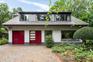 Gelegen in een van de meest gegeerde lanen van 's-Gravenwezel geniet deze villa van een residentiële ligging, omringd door groen en rust. Het centrum van 's-Gravenwezel, scholen, winkels, horeca en openbaar vervoer bevinden zich op korte afstand, terwijl de vlotte verbinding naar Schilde, Schoten, Brasschaat en Antwerpen zorgt voor een uitstekende bereikbaarheid. Hier woont u in een aangename en groene omgeving waar ruimte, privacy en wooncomfort centraal staan.<br /><br /><strong>Indeling</strong><br />Via de ruime oprit met voldoende parkeergelegenheid bereikt u deze uitstekend onderhouden villa.<br />De inkomhal met vestiairegedeelte en gastentoilet verwelkomt u in de woning en biedt toegang tot zowel de leefruimtes als de keuken.<br /><br />De ruime woon- en eetkamer vormen samen met de veranda één harmonieus geheel. Dankzij de grote raampartijen geniet u hier van een panoramisch uitzicht op de prachtig aangelegde tuin en het ruime terras, waardoor binnen en buiten naadloos in elkaar overvloeien.<br /><br />Aansluitend bevindt zich de uitgeruste keuken, voorzien van alle nodige toestellen en een mooi zicht op de tuin.<br />Via de keuken bereikt u een polyvalente ruimte, die zich perfect leent als bureau, speelkamer, hobbyruimte of extra slaapkamer. Daarnaast heeft u toegang tot de inpandige garage met berging, waar zich tevens de aansluitingen voor wasmachine en droogkast bevinden.<br /><br /><strong>Verdieping</strong><br />Op de eerste verdieping bevinden zich drie volwaardige slaapkamers en een vierde kamer, die ingericht kan worden als slaapkamer, bureau of dressing. Vanuit deze kamer bereikt u via een mezzanine de praktische opbergzolder.<br /><br />De badkamer is uitgerust met een ligbad, douche, dubbele lavabo en toilet.<br /><br /><strong>Tuin</strong><br />De fraai aangelegde tuin vormt zonder twijfel één van de grootste troeven van deze woning. Dankzij de doordachte inrichting, de verschillende zitplaatsen in de tuin en de gevarieerde beplanting geniet u hier op elk moment van de dag van rust, privacy en een bijzonder aangename buitenbeleving.<br /><br />Tot slot beschikt de woning nog over een kruipruimte en een wijnkelder, bereikbaar via de garage.<br /><br /><strong>Bijzonderheden:</strong><br />+ Topligging<br />+ Prachtig aangelegde tuin<br />+ Polyvalente ruimte op het gelijkvloers<br />+ EPC: D (geen renovatieverplichting)<br />+ Natuurleien